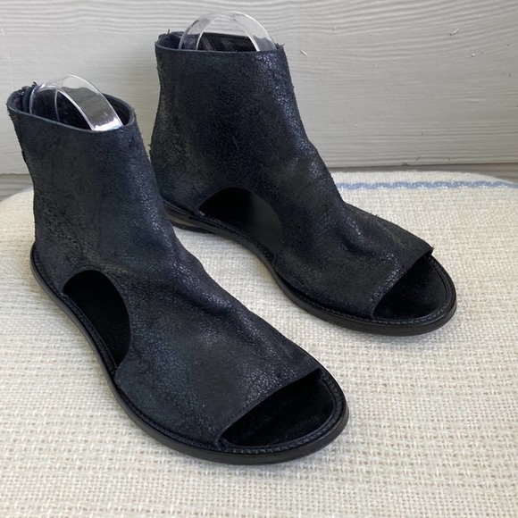 Black Sandals with Ankle-High Design and Open Toe - Picture 3 of 12